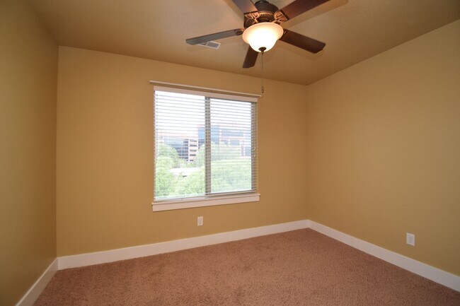 Building Photo - Great 3 Bed 2.5 Bath Townhome in Great Location!!!