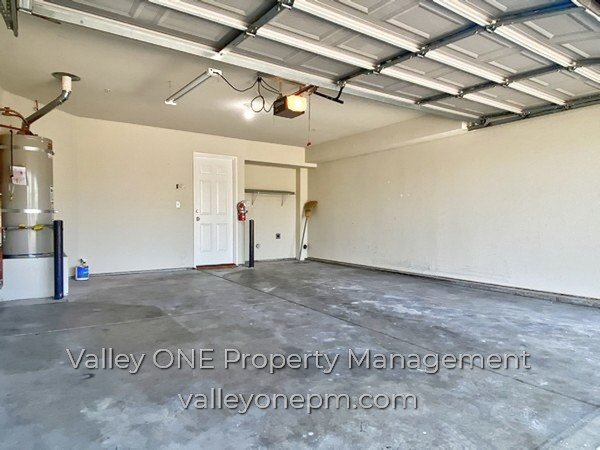 Building Photo - AVAILABLE NOW! Private Ground Floor Townho...