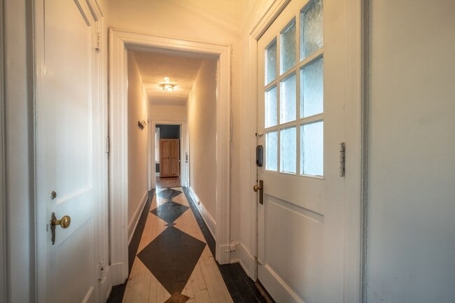 Building Photo - Historic Apartment near downtown with a vi...