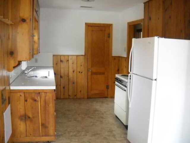 Building Photo - 1102 Blair - Unit A (Upstairs)