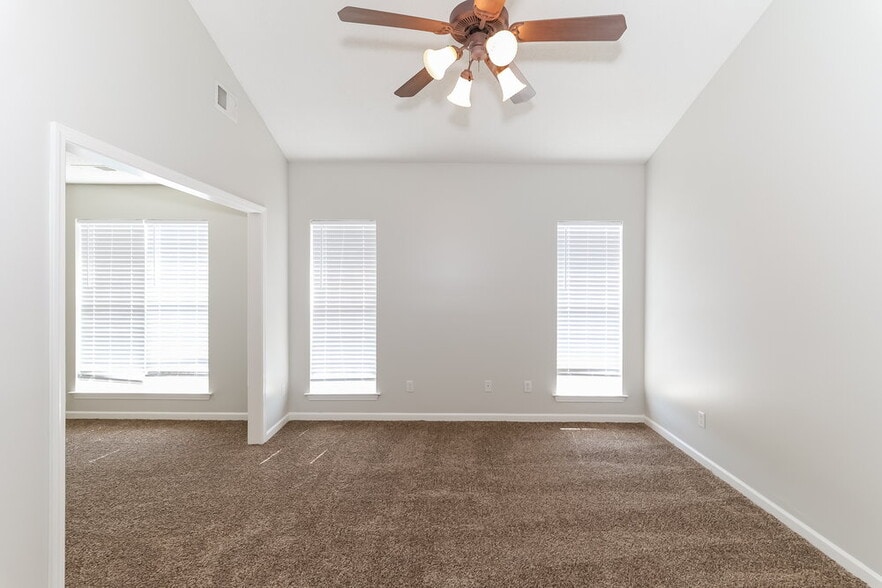 Building Photo - 6527 Sandbourne E