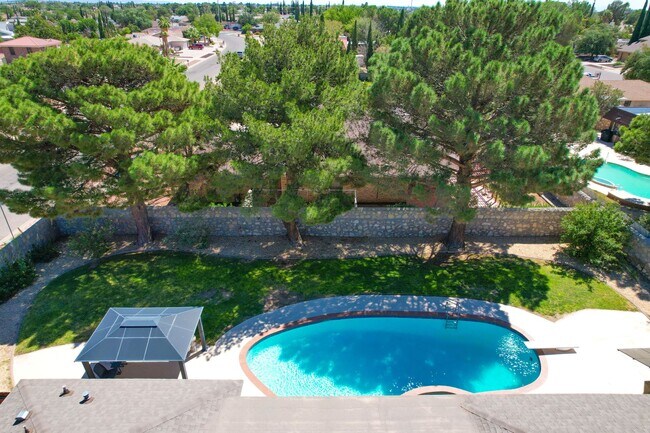 Building Photo - Stunning eastside rental in highly desirable area!