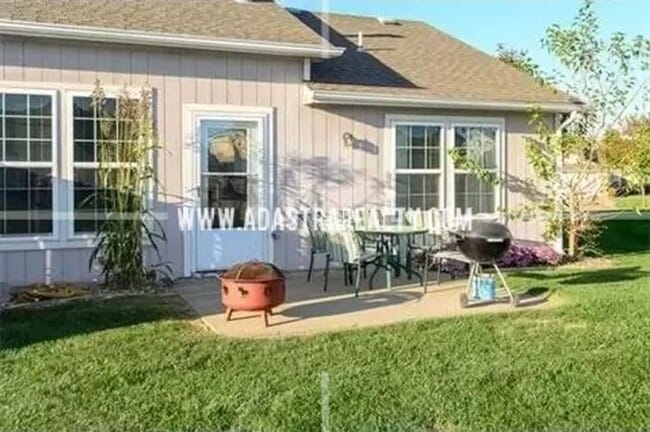 Building Photo - Spacious Maintenance Free Townhome in Gard...