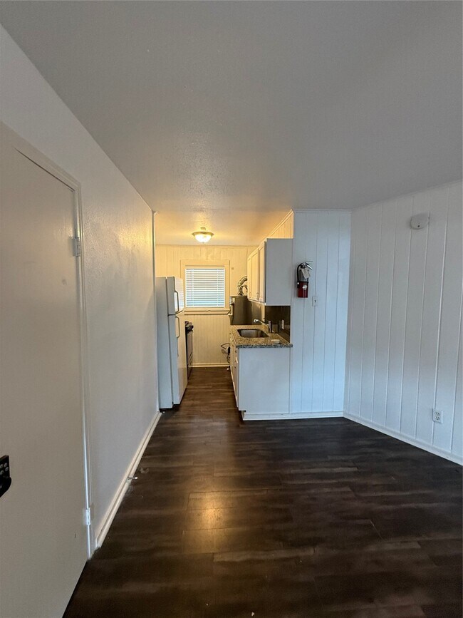 Primary Photo - 5010 Ennis St