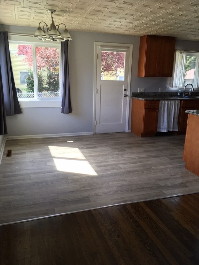 Building Photo - Rambler with Basement