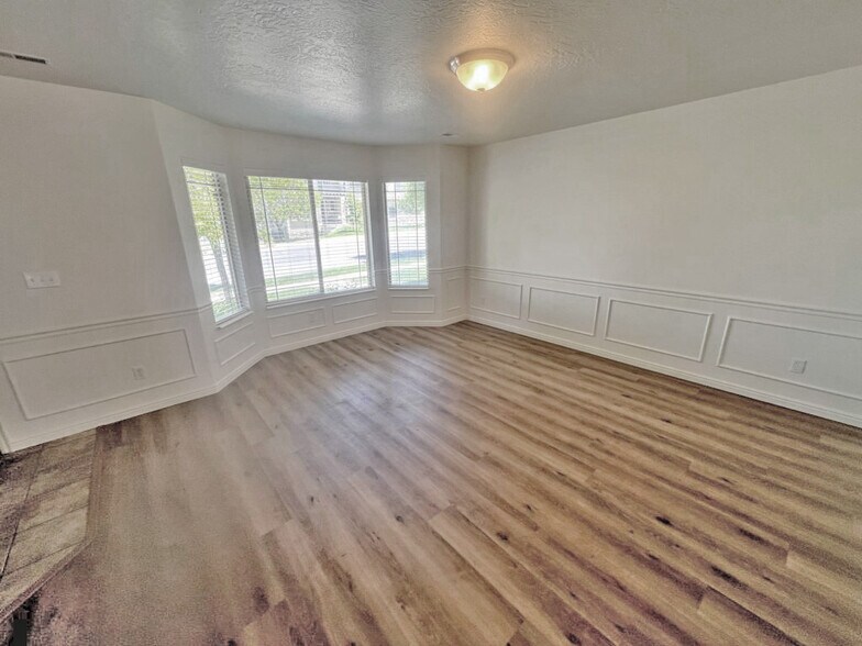 Building Photo - 1228 E 800 N