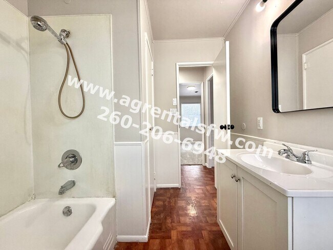 Building Photo - 3 Bedroom House