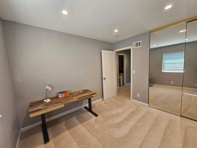 Building Photo - 1394 N Loop Dr