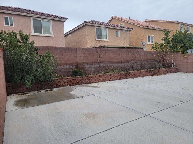 Building Photo - 4 bedroom home, 4 bathrooms,  with a fully self  contained casita with a 3 car garage