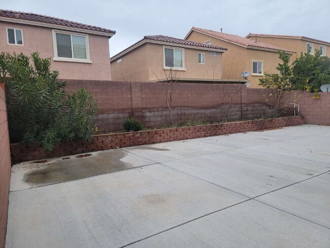 Building Photo - 4 bedroom home with a fully self  contained casita with a 3 car garage