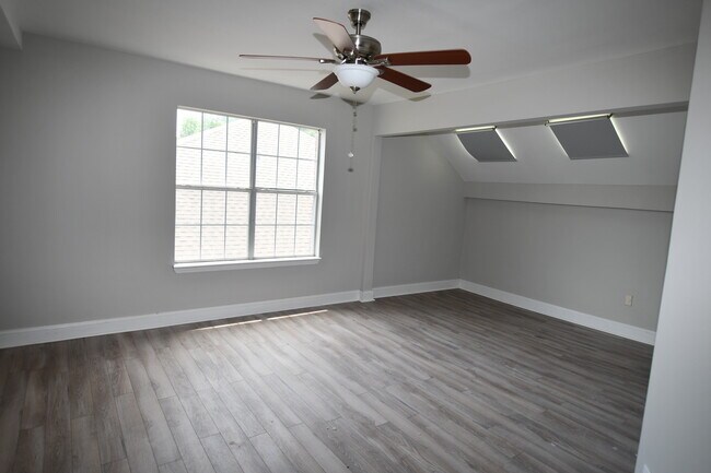 Building Photo - 486 Sussex Dr SW