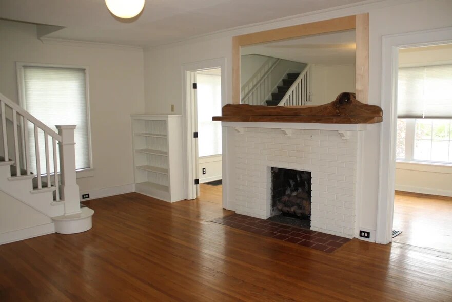 Building Photo - 1006 E 1st St