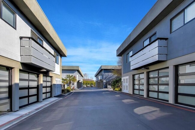 Building Photo - 1662 Hollenbeck Ave