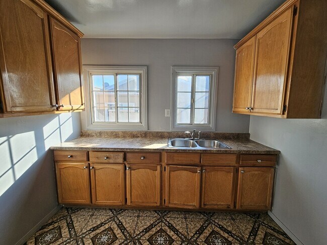 Building Photo - 1517 W 60th Pl