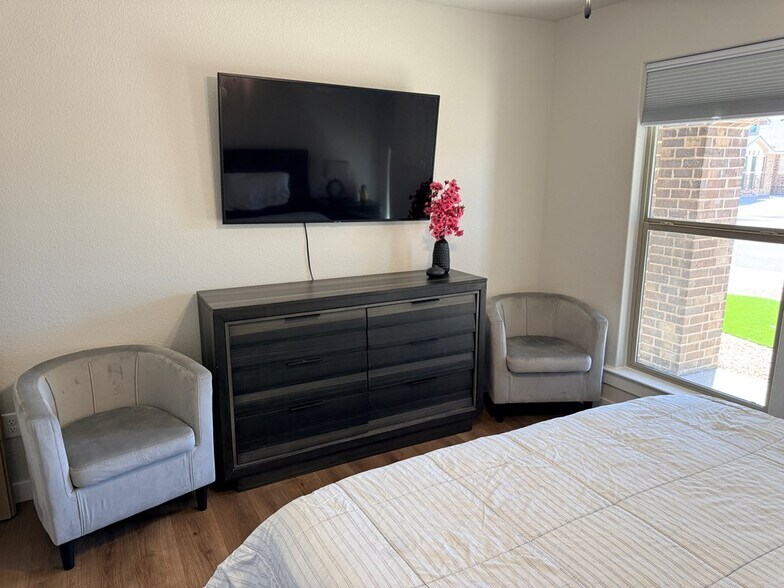 Building Photo - 421 Graze St