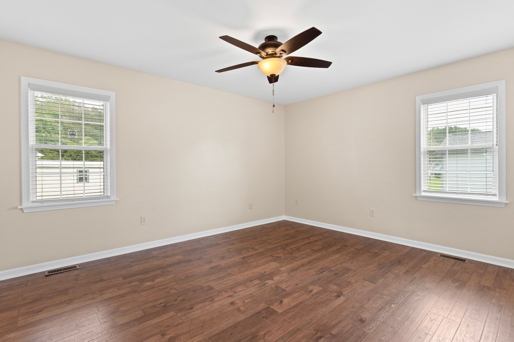 Primary Bedroom - 400 Kant Pl