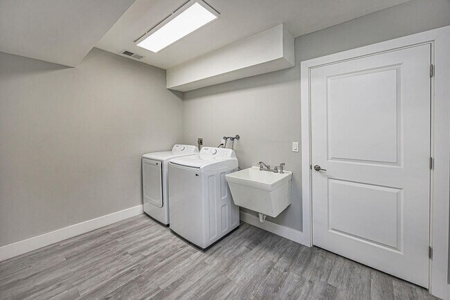 Building Photo - 300 Riomar Dr