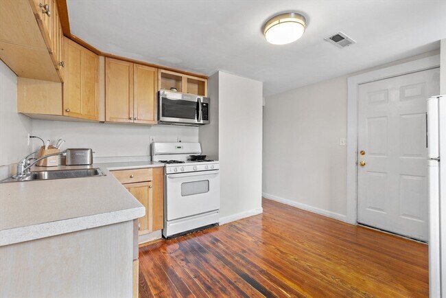 Building Photo - 528 Medford St