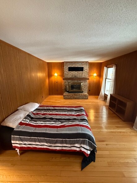 Building Photo - 4557 Island View Dr NE