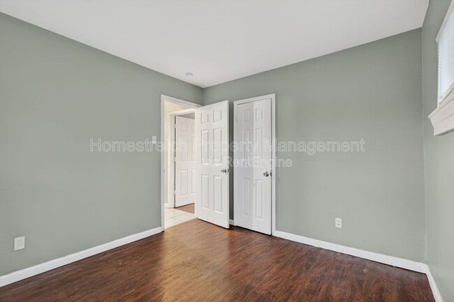 Building Photo - 1218 Maple Ave