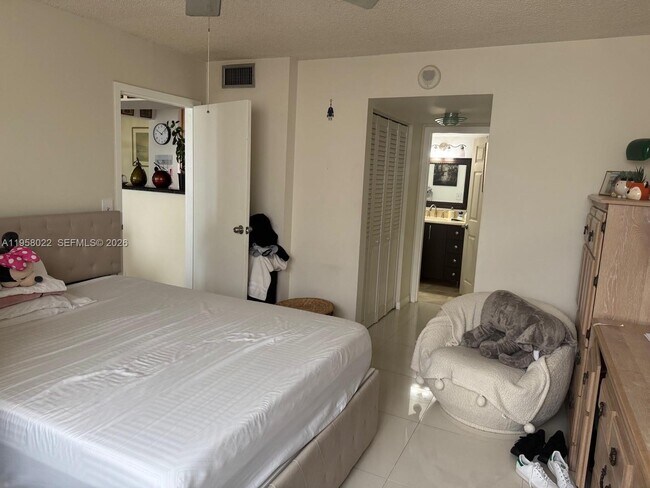 Building Photo - 2821 N Miami Beach Blvd