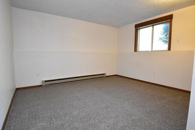 Building Photo - Ground Level 2 Bed Apartment in Great Loca...