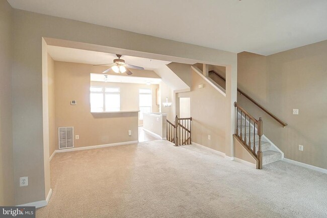 Building Photo - 586 Eisenhower Dr