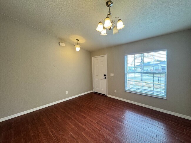 Building Photo - Spacious 4 Bedroom / 3 Bathroom Home in Davenport