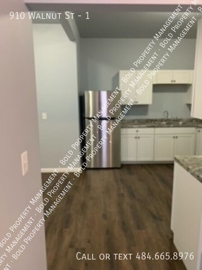 Building Photo - 910 Walnut St