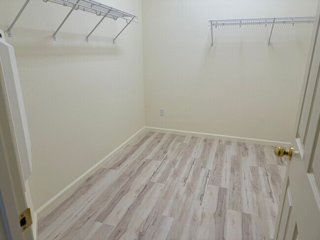 Building Photo - 877 Emerald Hills Cir