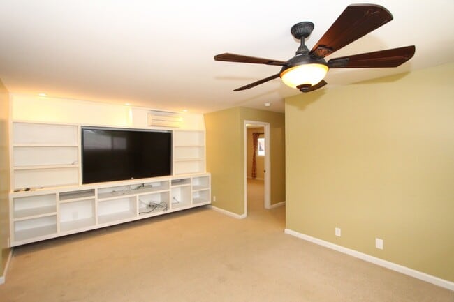 Building Photo - Large 4 bedroom, 3 bath, 4+ parking, gated single family house in Kalihi