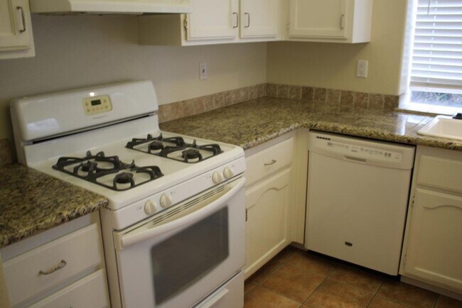 Building Photo - 2Bed/2Bath End Unit in Gated Community~ Ra...