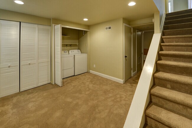 Building Photo - Updated 3 Bed 2.5 Bath North Boulder Townhome!