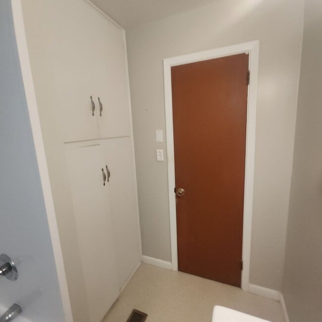 Building Photo - Small 2 Bedroom, 1 Bath House FOR RENT in ...