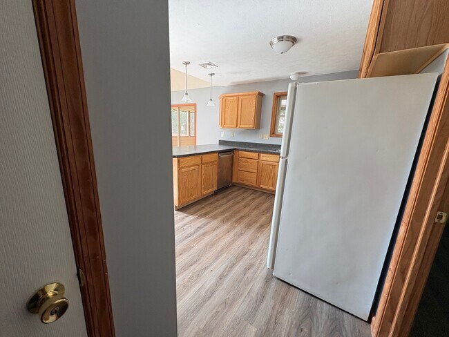 Building Photo - 104 Flo Ct