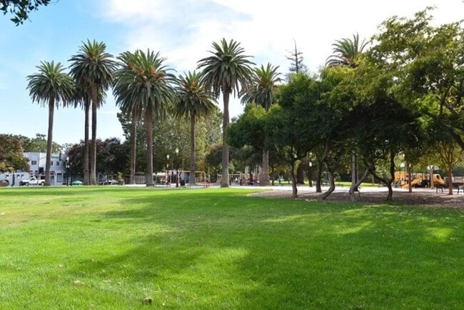 Building Photo - Modern House Near Downtown