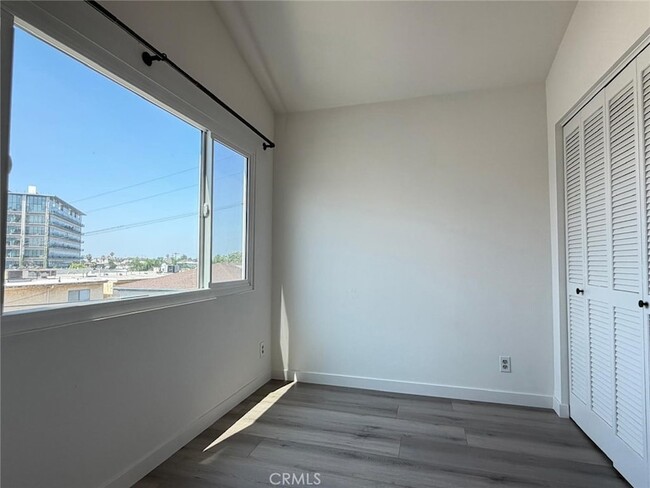 Building Photo - 911 N Beaudry Ave