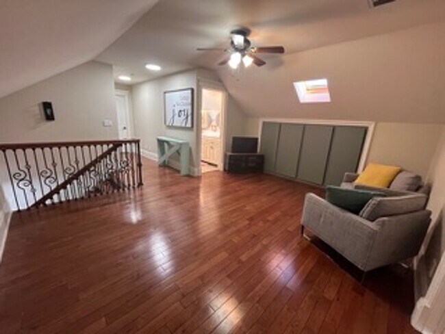 Building Photo - Very Spacious 6 bedroom home with amazing ...