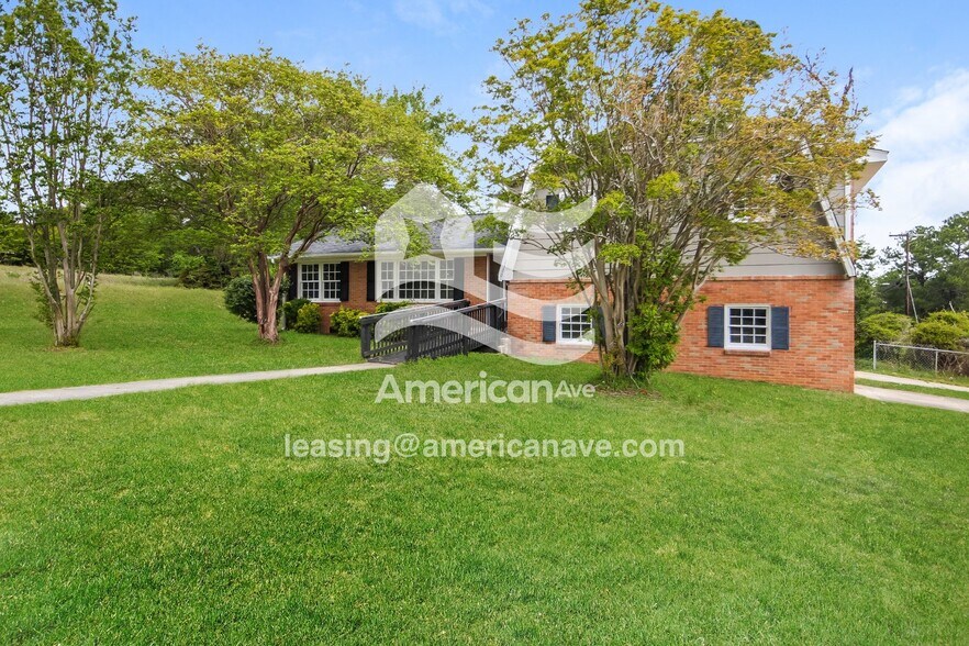 Building Photo - 2300 Oakcrest Rd