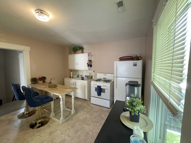 Kitchen has gas stove - 906 1/2 S Mulberry St