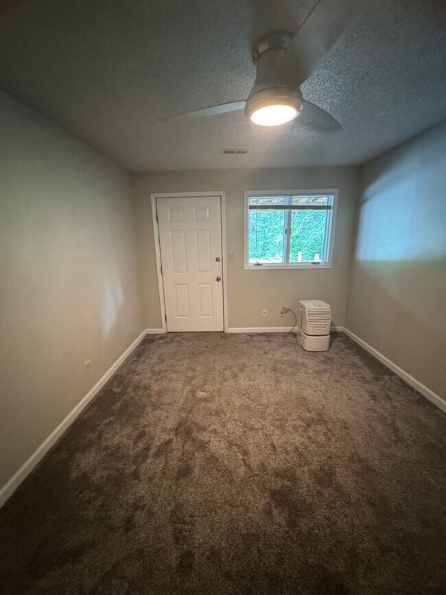 Building Photo - 4 bed 3.5 bath duplex