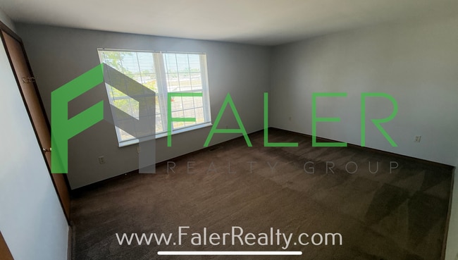 Building Photo - 2 Bed, 1.5 Bath Townhome
