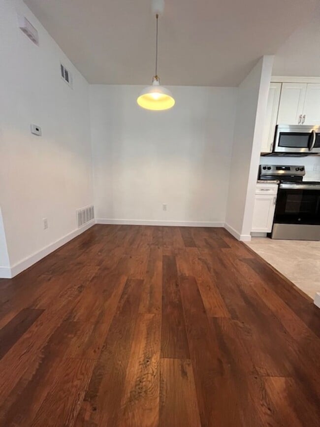 Building Photo - 3 bed 1.5 bath 2 story condo in Park Place...