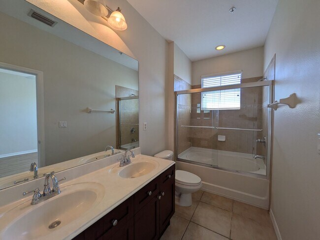 Building Photo - Top Floor Condo at Lakeside at Lakes of Windermere