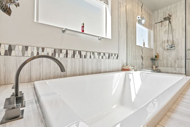 Building Photo - Beautifully Maintained 3 Bedroom Home in Mesa Village