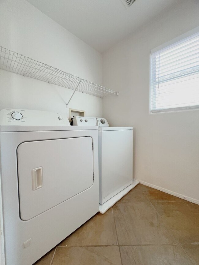 Building Photo - 3 Bed 2.5 Bath Single House near Rainbow 215