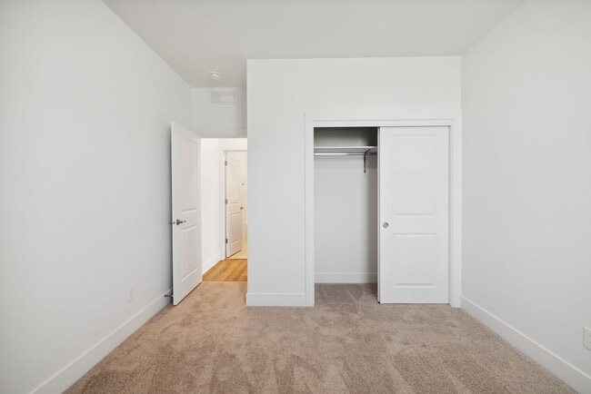 Building Photo - Move-In Ready Elegance - 4 Bedrooms! Pet Friendly!