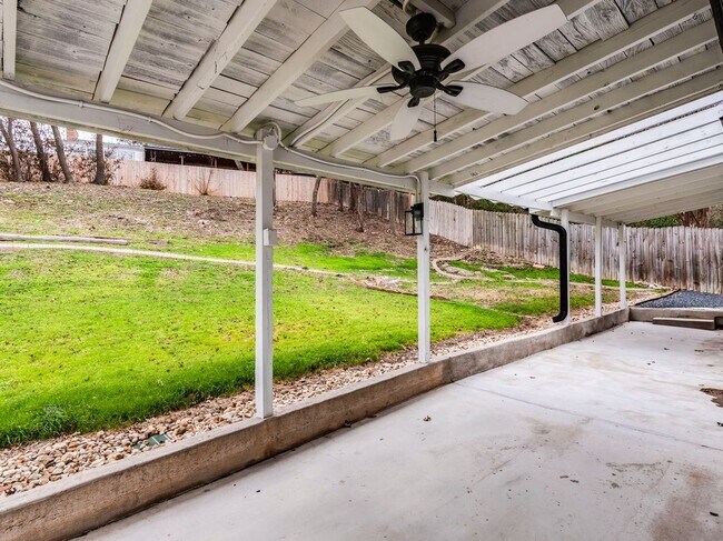Building Photo - 903 Cliffside Dr