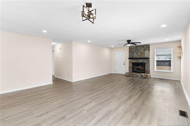 Building Photo - 166 Oakview Dr