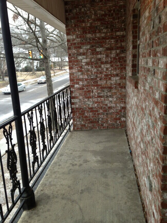 Building Photo - Spacious 2-Story Townhome-Style Apt on S. Montgomery | 2 Bed 2.5 Bath Near MSU